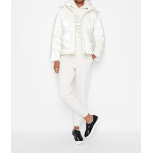 Modelo femenino cuerpo entero con chaqueta mujer ARMANI EXCHANGE  color blanco natural capucha desmontable y brillo.