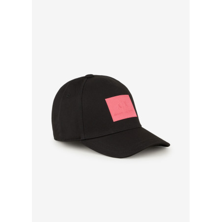 Imagen de gorra negra con logo frontal en rojo ARMANI exchange.