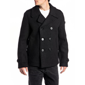 Modelo masculino medio cuerpo con chaqueton cruzado marinero en color negro.