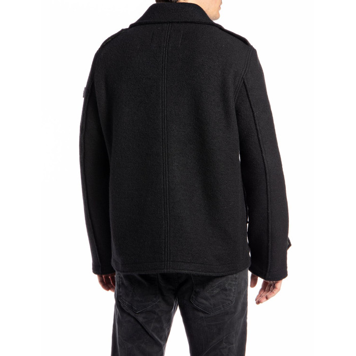 Modelo masculino medio cuerpo vista de espaldas  con chaqueton cruzado marinero en color negro.