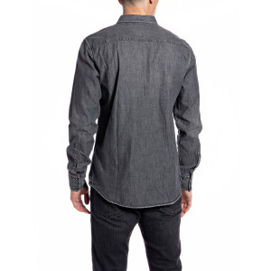 Modelo masculino de medio cuerpo parte frontal con camisa manga larga denim ,  gris oscura lavada de la marca Replay .