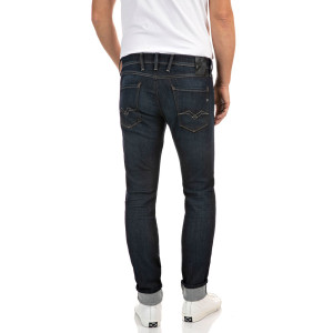 Modelo masculino medio cuerpo con pantalon tejano Replay en azul oscuro.