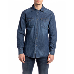 Imagen de modelo masculino medio torso parte frontal con camisa denim marca REPLAY en color azul denim.