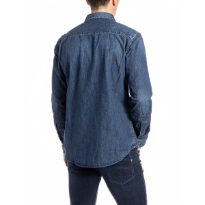Imagen de modelo masculino medio torso parte frontal con camisa denim marca REPLAY en color azul denim.
