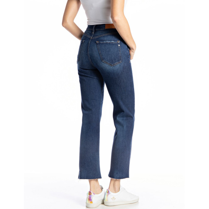 Modelo femenino medio cuerpo con pantalón  Repaly de espaldas.