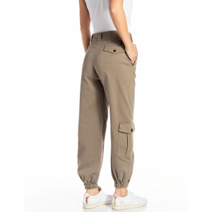 modelo femenino medio cuerpo con pantalon loneta ancho de Replay.